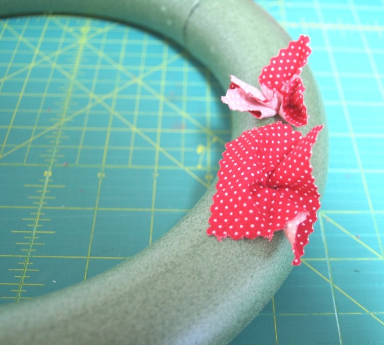 chick chick sewing: Fabric rag wreath tutorial 布リース作りかた